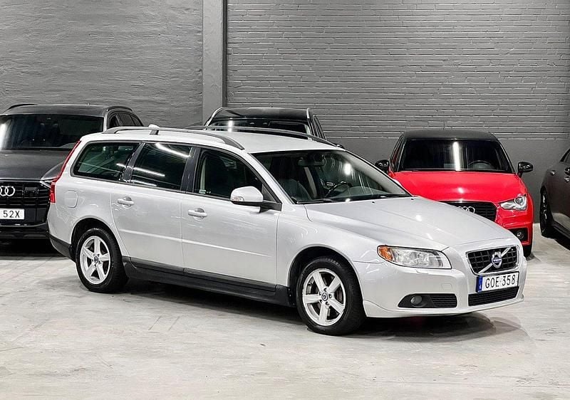 Ljusgrå (grå metallic) Begagnad 2008 Volvo V70 Kombi | 84 900 kr (Marknadspris) - Bild 1/4