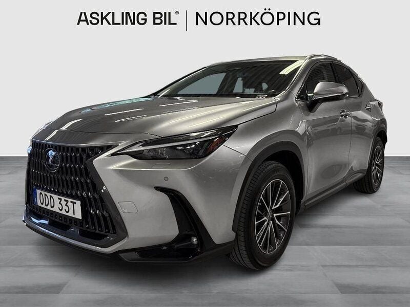 Ljusgrå (grå) Begagnad 2022 Lexus NX450h+ Business Edition SUV | 499 000 kr (Marknadspris) - Bild 1/4