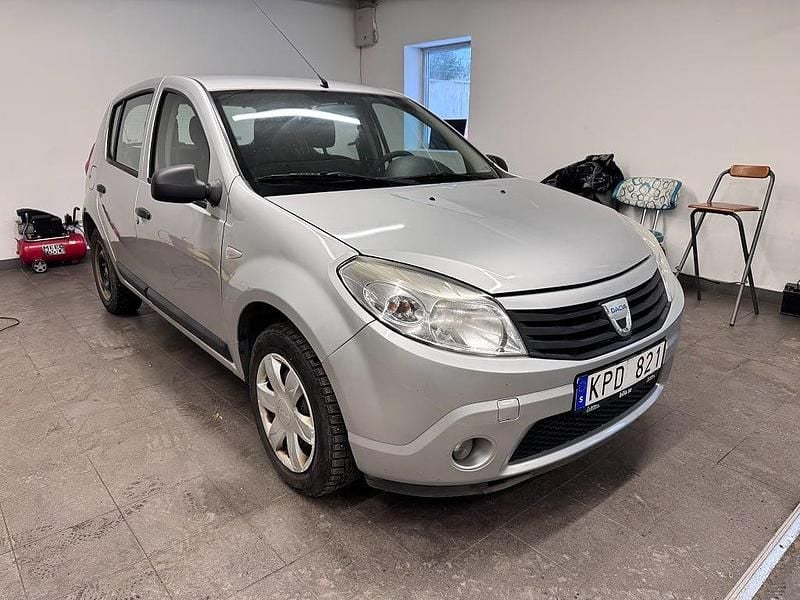 Silver Begagnad 2010 Dacia Sandero Halvkombi | 14 900 kr (Superpris) - Bild 1/4