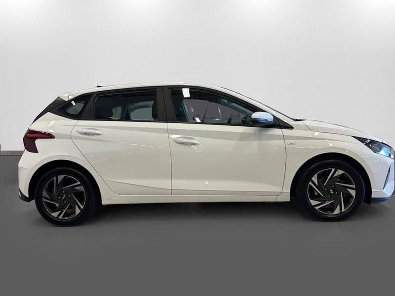 Begagnad Hyundai i20 Essential 120 HK (88 kW) 2023 Vit Halvkombi