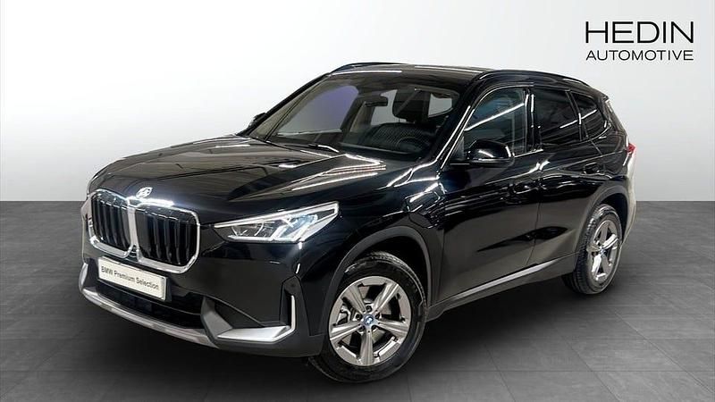 Svart Begagnad 2025 BMW X1 Shadowline SUV | 498 700 kr (Marknadspris) - Bild 1/4