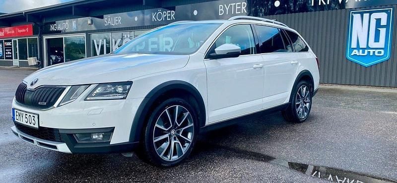Vit Begagnad 2018 Skoda Octavia Scout Kombi | 192 900 kr (Marknadspris) - Bild 1/4