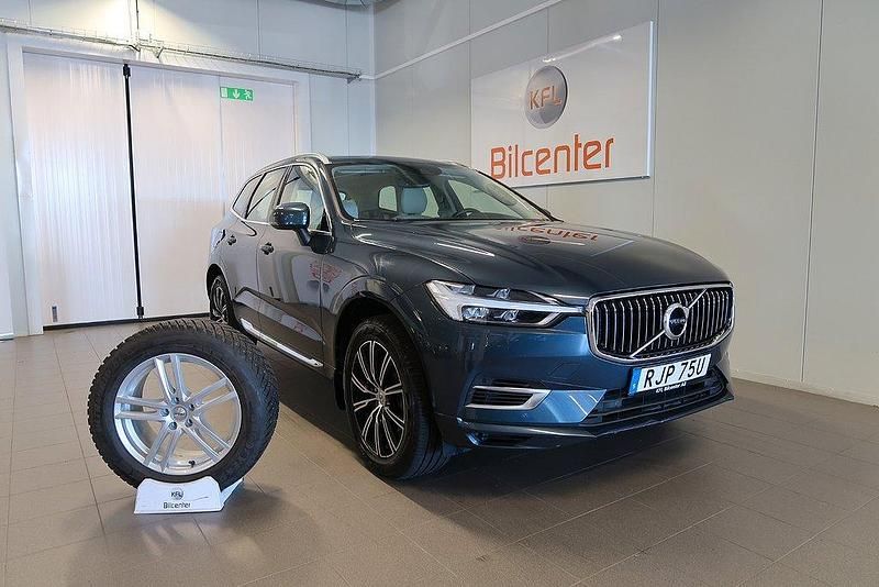 Mörkblå Begagnad 2020 Volvo XC60 Inscription SUV | 399 900 kr (Marknadspris) - Bild 1/3