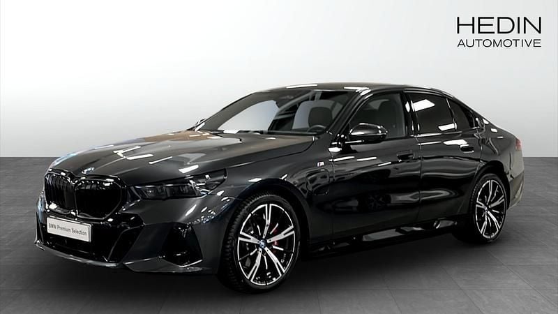 Grå (grey) Begagnad 2025 BMW 530e M Sport Sedan | 678 700 kr (Marknadspris) - Bild 1/4