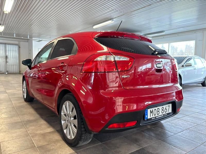 Begagnad Kia Rio 84 HK (61 kW) 2014 Röd metallic Halvkombi