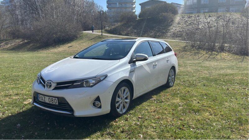 Vit Begagnad 2014 Toyota Auris Touring Sports Executive Kombi | 139 000 kr (Marknadspris) - Bild 1/4