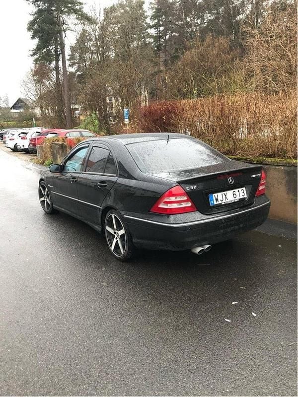 Blå Begagnad 2002 Mercedes C32 AMG AMG Sedan | 90 000 kr - Bild 1/4