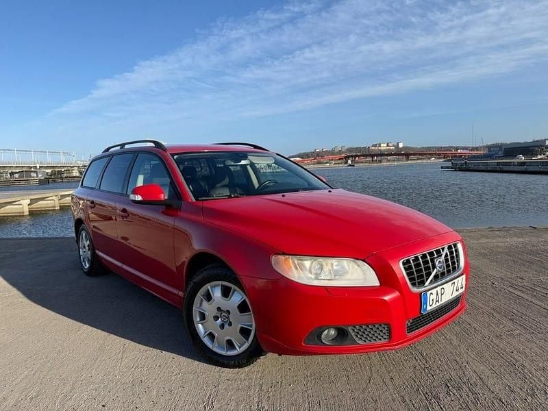 Begagnad Volvo V70 Momentum 185 HK (136 kW) 2008 Röd Kombi