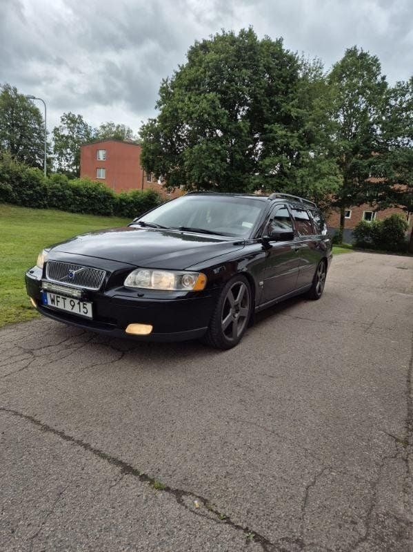 Svart Begagnad 2005 Volvo V70 Kombi | 40 000 kr (Dyr) - Bild 1/3