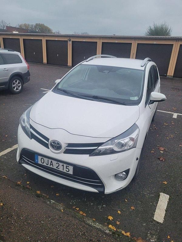 Vit Begagnad 2016 Toyota Verso Active Minibuss | 135 000 kr (Marknadspris) - Bild 1/4