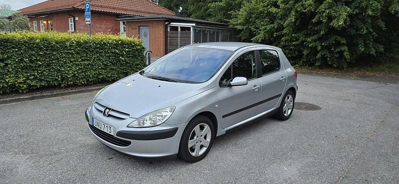 Silver Begagnad 2004 Peugeot 307 Halvkombi | 26 999 kr (Lite dyr) - Bild 1/4