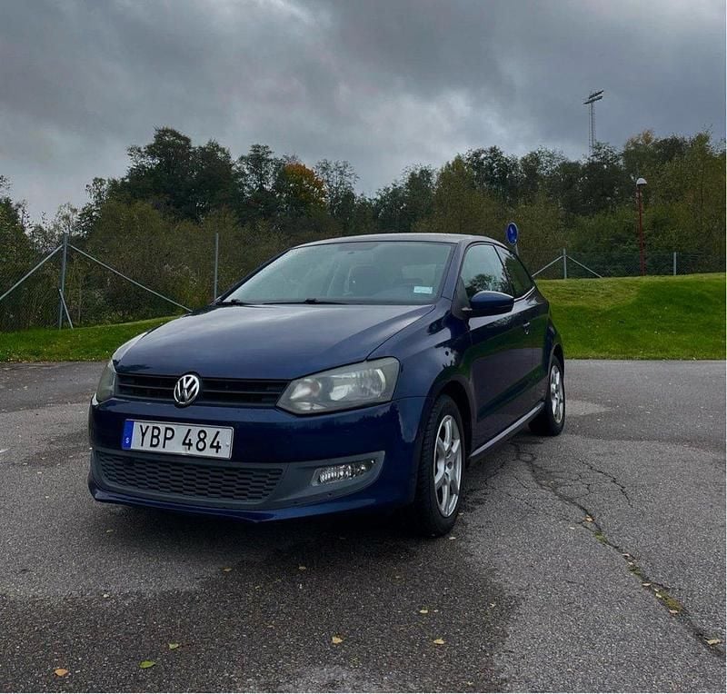 Blå Begagnad 2010 VW Polo Trendline Halvkombi | 50 000 kr (Superpris) - Bild 1/4