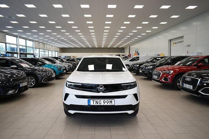 Vit Begagnad 2024 Opel Mokka GS Line SUV | 299 900 kr (Dyr) - Bild 1/4
