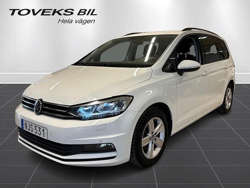 Vit Begagnad 2018 VW Touran Minibuss | 159 000 kr (Marknadspris) - Bild 1/4