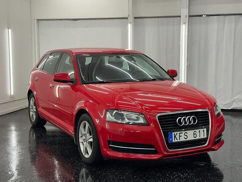 Begagnad Audi A3 Sportback Attraction 105 HK (77 kW) 2012 Röd Halvkombi