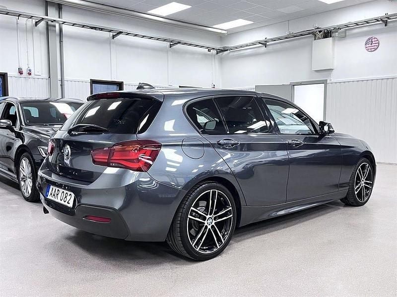 Begagnad BMW 118 Shadowline 136 HK (100 kW) 2018 Grå Halvkombi