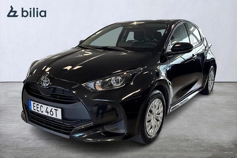 Svart Begagnad 2025 Toyota Yaris Hybrid Life Halvkombi | 234 800 kr (Marknadspris) - Bild 1/3