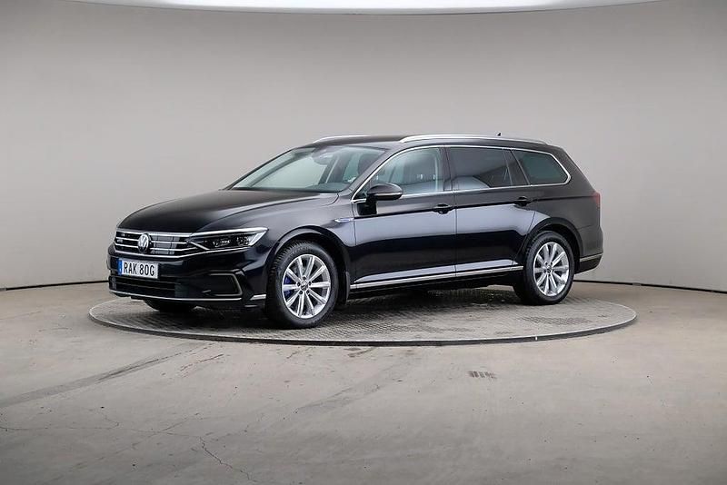 Begagnad VW Passat GTE 218 HK (160 kW) 2023 Svart Kombi
