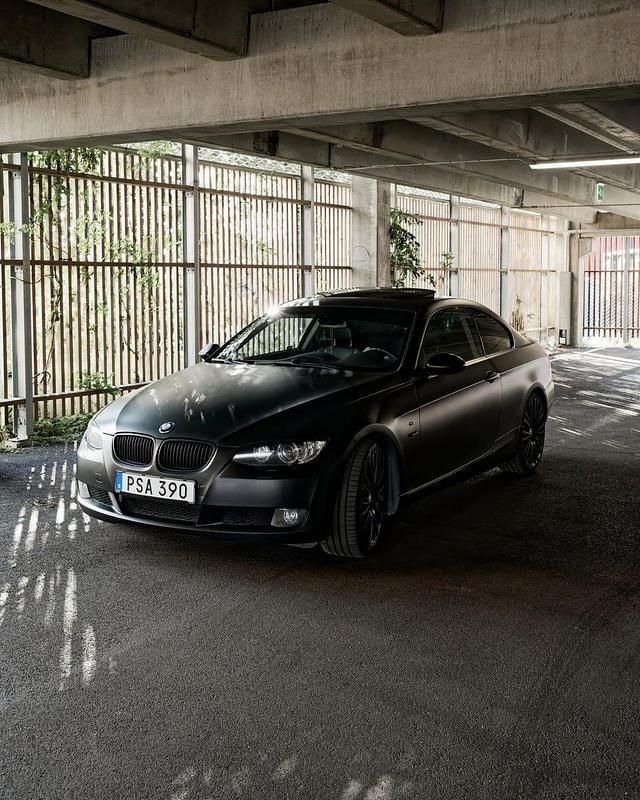 Begagnad BMW 325 218 HK (160 kW) 2007 Originallack silver metallic under en mattsvart helfoliering Sportkupé