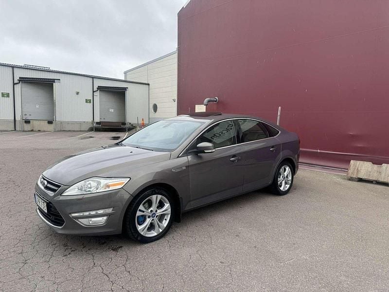 Brun Begagnad 2012 Ford Mondeo Business Edition Halvkombi | 54 900 kr (Marknadspris) - Bild 1/4