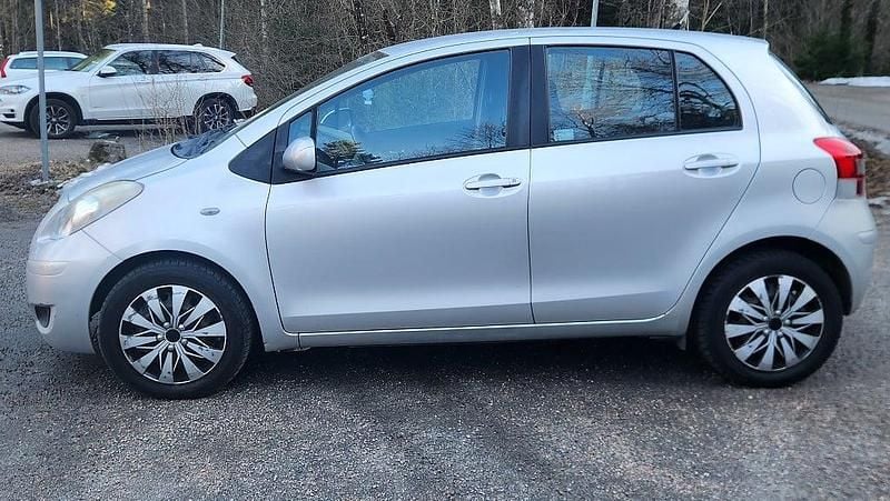 Begagnad Toyota Yaris 99 HK (72 kW) 2011 Silver Halvkombi
