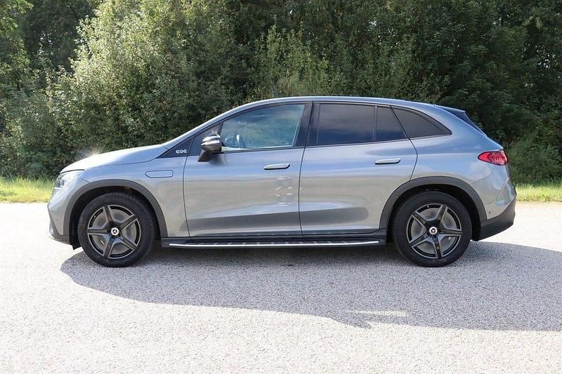 Begagnad Mercedes EQE500 AMG line 300 kW (408 HK) 2023 Grå SUV