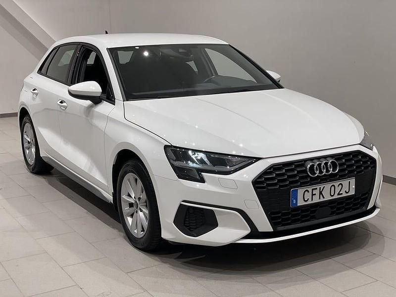 Vit (ibisvit) Begagnad 2023 Audi A3 Sportback Proline Halvkombi | 223 900 kr (Bra pris) - Bild 1/4