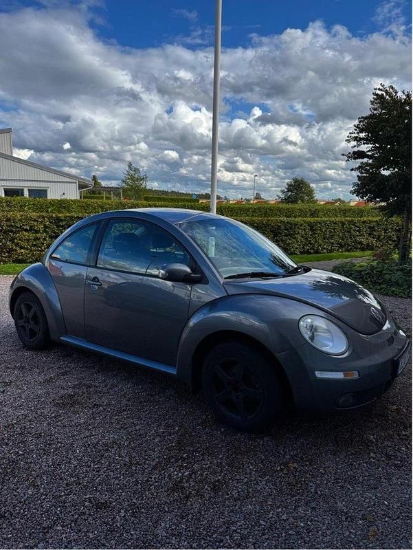 Grå Begagnad 2006 VW Beetle Highline Halvkombi | 36 000 kr (Marknadspris) - Bild 1/4