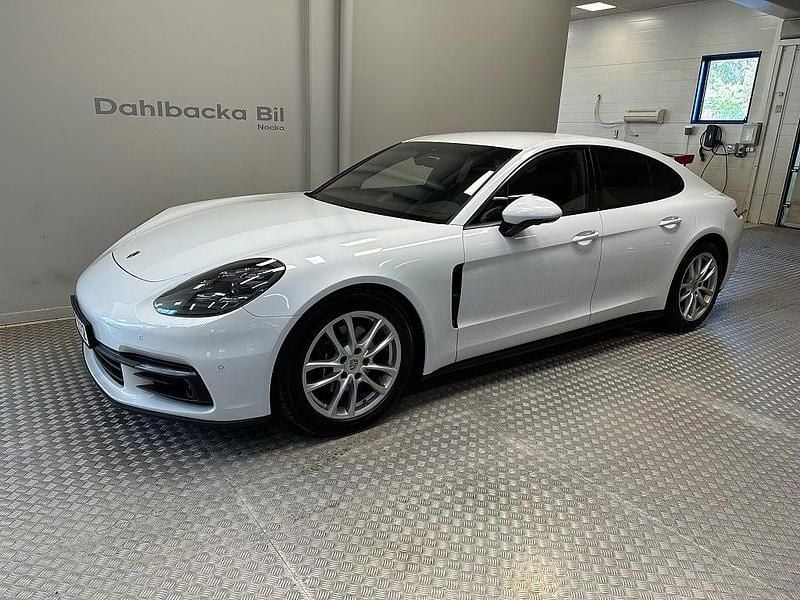 Vit Begagnad 2017 Porsche Panamera Halvkombi | 569 000 kr (Marknadspris) - Bild 1/4
