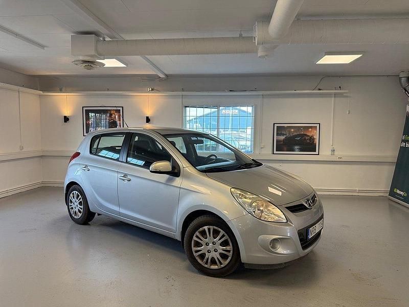 Silver Begagnad 2011 Hyundai i20 Select Halvkombi | 79 900 kr (Marknadspris) - Bild 1/4
