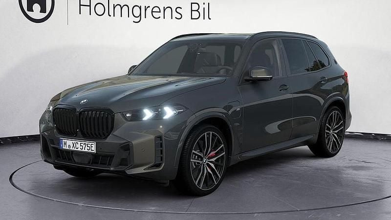 Grå Begagnad 2025 BMW X5 Efficient Dynamics SUV | 1 099 800 kr (Marknadspris) - Bild 1/4