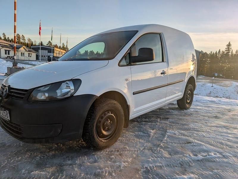 Vit Begagnad 2015 VW Caddy Minibuss | 129 000 kr (Marknadspris) - Bild 1/4