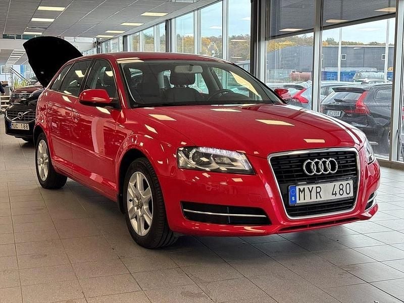 Röd Begagnad 2011 Audi A3 Sportback Attraction Halvkombi | 79 900 kr (Marknadspris) - Bild 1/4