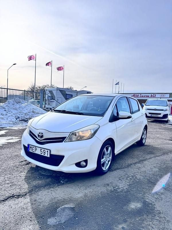 Begagnad Toyota Yaris 90 HK (66 kW) 2011 Vit Halvkombi