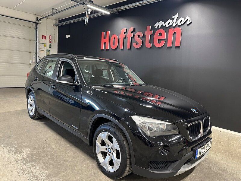 Svart Begagnad 2013 BMW X1 SUV | 109 900 kr (Marknadspris) - Bild 1/4