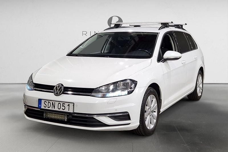 Vit Begagnad 2018 VW Golf VII Kombi | 99 900 kr (Bra pris) - Bild 1/3