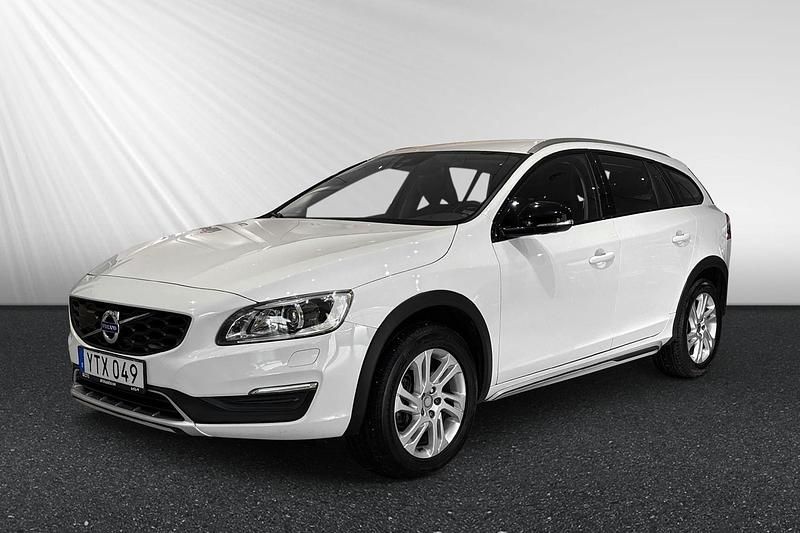 Begagnad Volvo V60 CC Standard 151 HK (111 kW) 2017 Vit Kombi