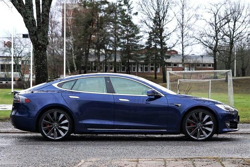 Begagnad Tesla Model S 567 kW (772 HK) 2017 Deep blue metallic | kräm premium läder Halvkombi