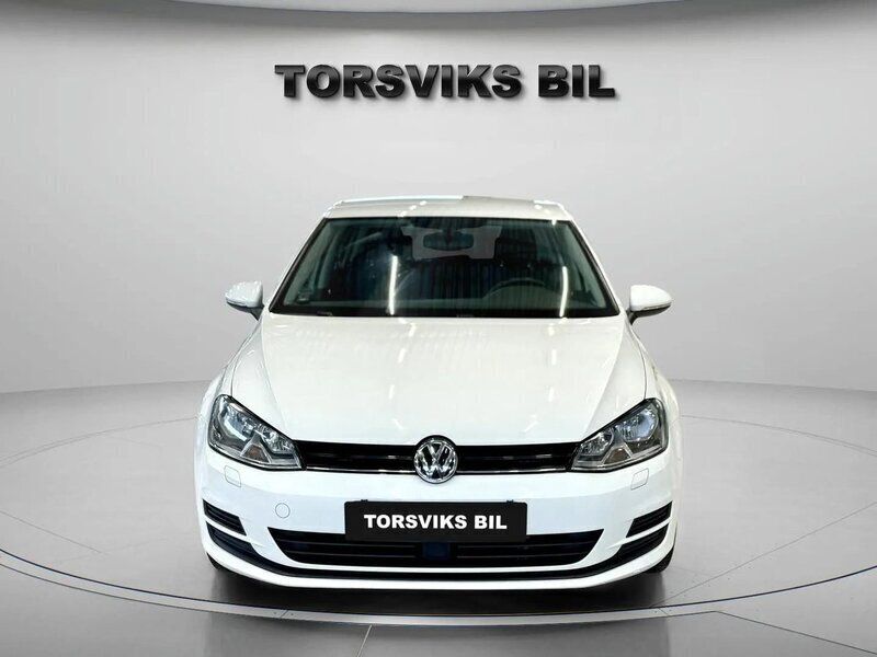 Vit Begagnad 2016 VW Golf VII Halvkombi | 139 900 kr (Marknadspris) - Bild 1/4