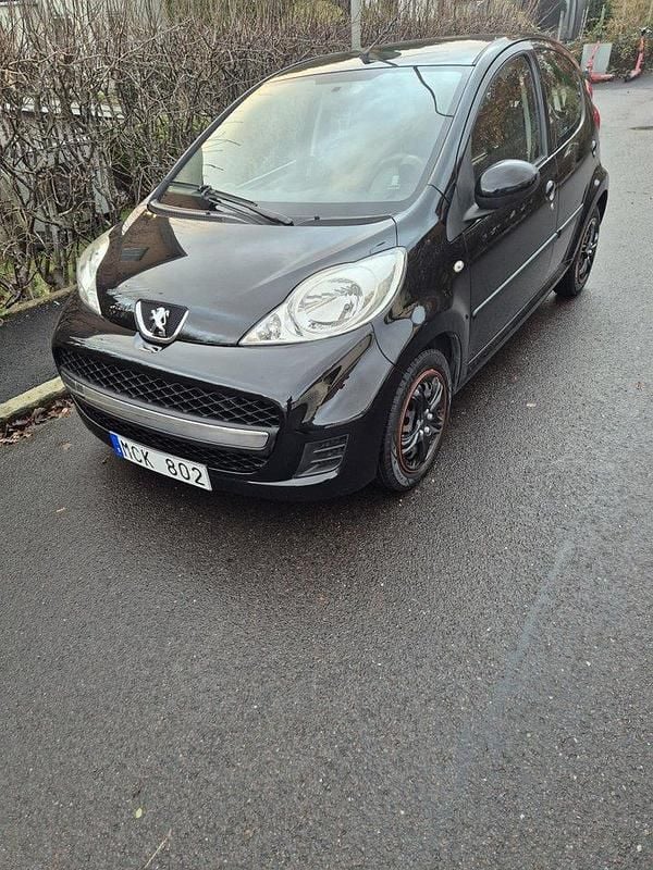 Svart Begagnad 2012 Peugeot 107 Halvkombi | 54 000 kr (Marknadspris) - Bild 1/4