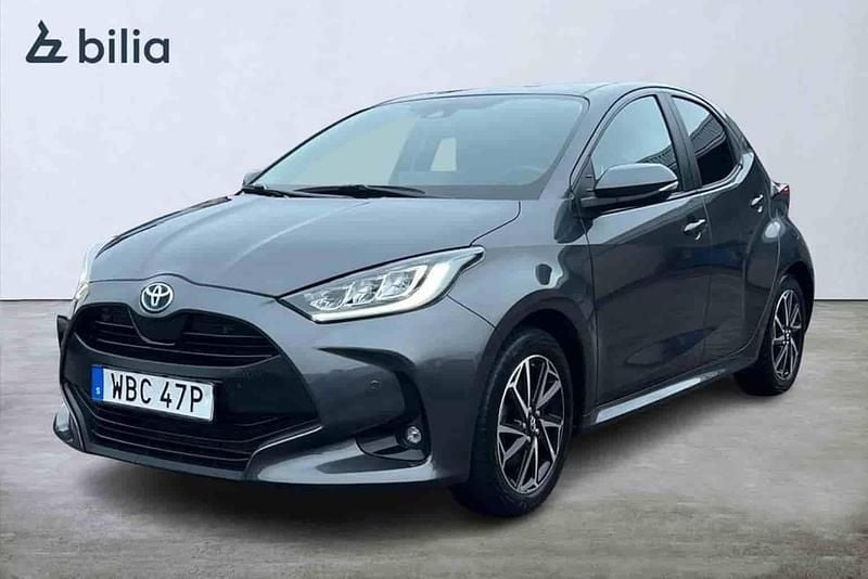 Mörkgrå Begagnad 2023 Toyota Yaris Hybrid Active Halvkombi | 229 900 kr (Marknadspris) - Bild 1/1