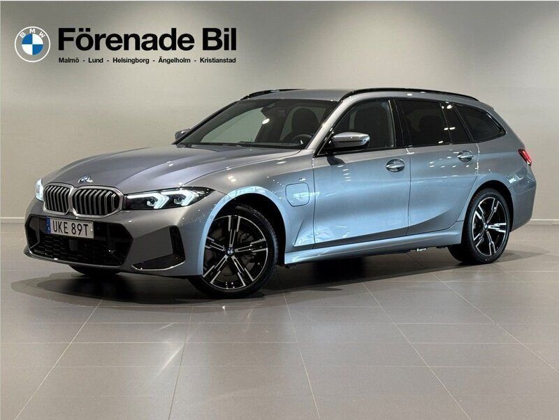 Grå Ny 2025 BMW 330e M Sport Kombi | 618 700 kr (Bra pris) - Bild 1/4