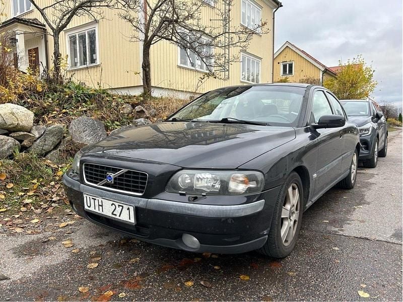 Svart Begagnad 2004 Volvo S60 Business Edition Sedan | 15 000 kr (Superpris) - Bild 1/4