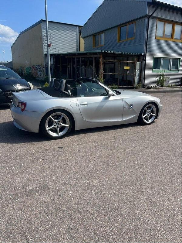 Grå Begagnad 2004 BMW Z4 M Sport Cab | 179 000 kr (Marknadspris) - Bild 1/4
