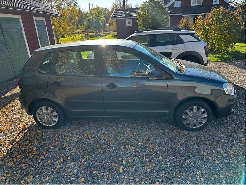 Grå Begagnad 2006 VW Polo Halvkombi | 18 000 kr (Marknadspris) - Bild 1/4