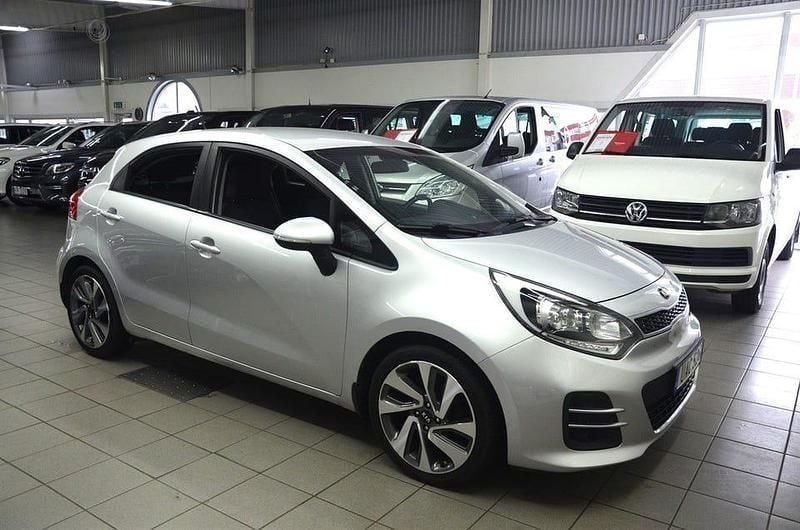 Begagnad Kia Rio 84 HK (61 kW) 2015 Grå Halvkombi