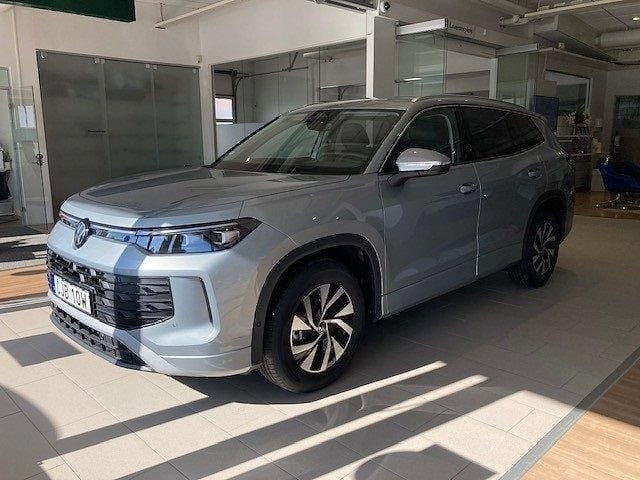 Silver (oyster silver metallic) Ny 2025 VW Tayron Life SUV | 523 500 kr (Bra pris) - Bild 1/4