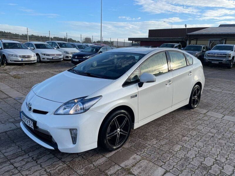 Vit Begagnad 2014 Toyota Prius Halvkombi | 169 900 kr (Marknadspris) - Bild 1/4