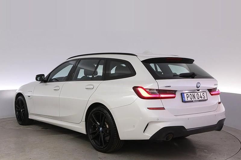 Begagnad BMW 330e M Sport 293 HK (215 kW) 2022 Vit Kombi