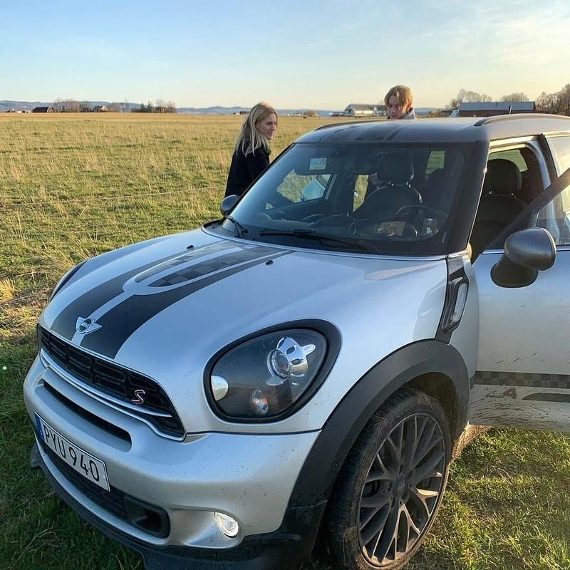 Silver med jcw stripes nya på huv och baklucka Begagnad 2016 Mini John Cooper Works Countryman SUV | 149 000 kr - Bild 1/4